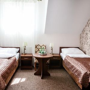 Pokój z dwoma pojedynczymi łóżkami